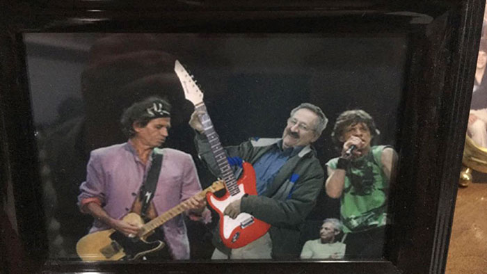 El abuelo de mi novio ha aprendido a usar photoshop y esto está enmarcado en su casa