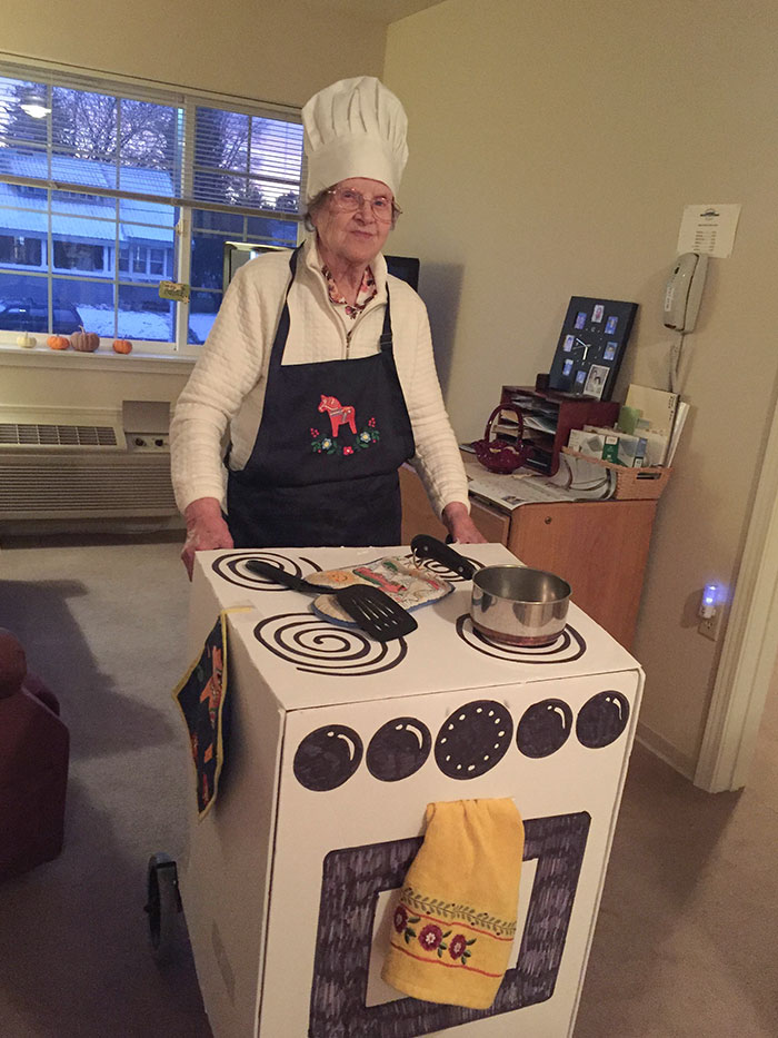 Mi abuela y su forma de incorporar su andador en su disfraz de Halloween