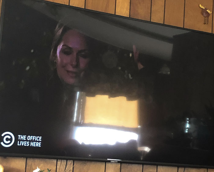 Mis padres insistieron en poner la tele donde da el reflejo del sol de 2 ventanas