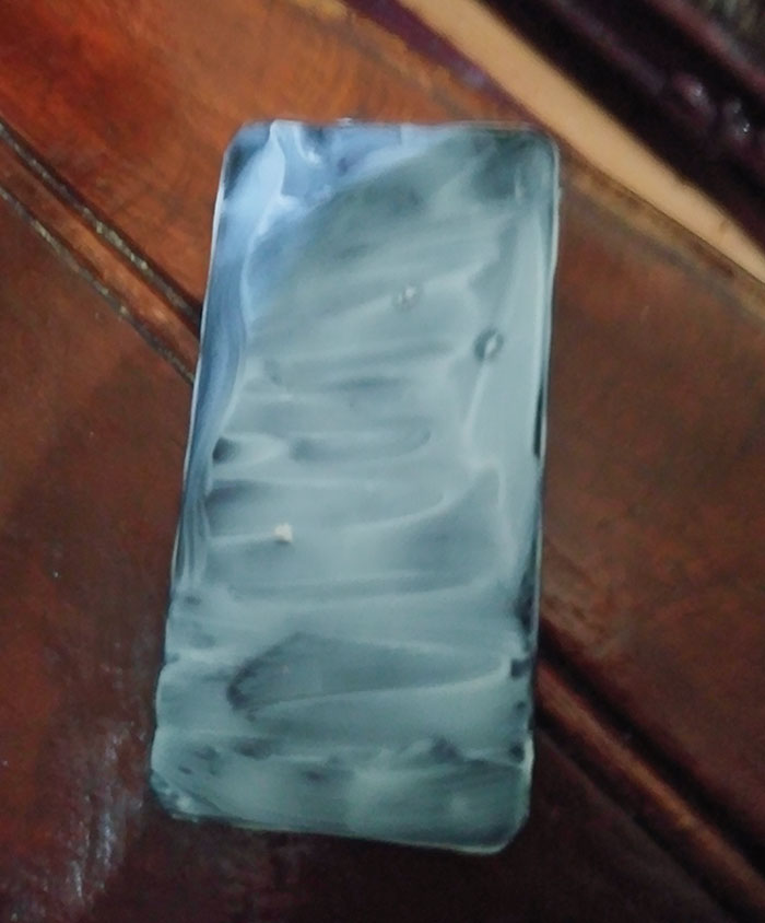 Mi padre tras poner pasta de dientes en su móvil porque se le rajó la pantalla y vio un video de trucos