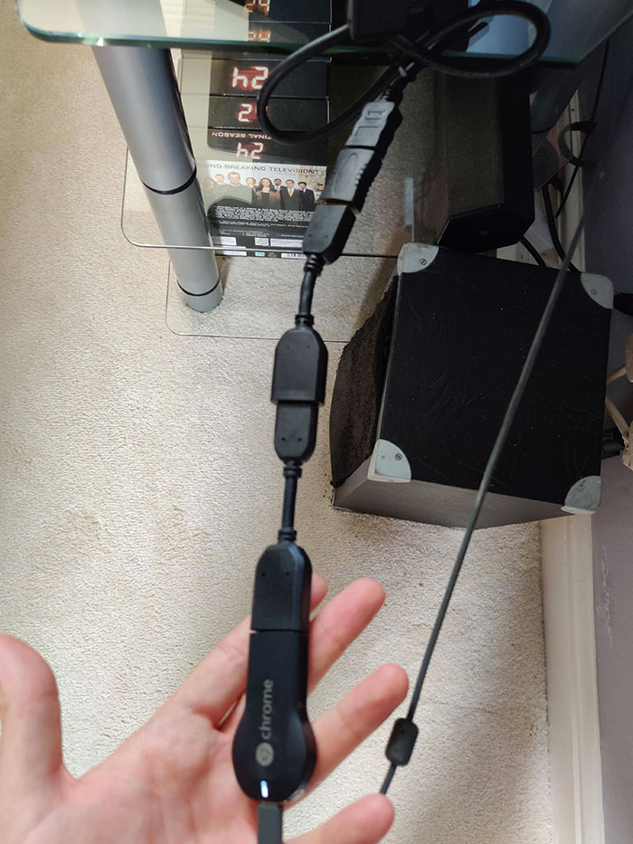 Mis padres tienen esta monstruosidad de adaptador tras la tele