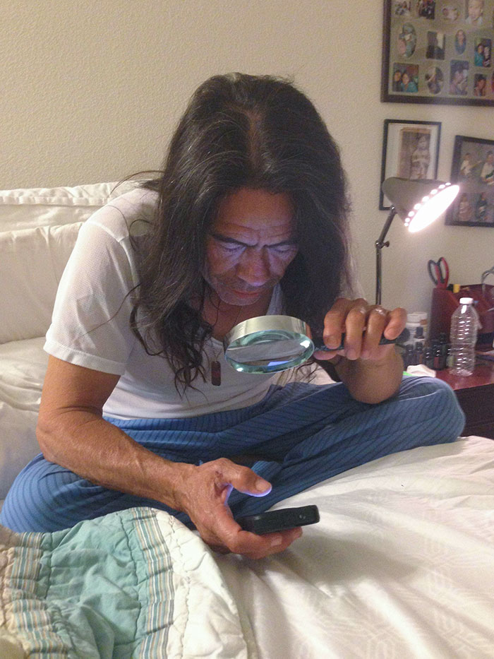 Mi padre no sabe hacer zoom en su móvil. Así lee sus mensajes y emails
