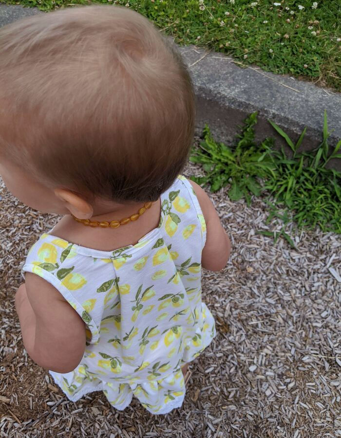 A menudo, una camiseta de niña grande sirve como vestidito para niña pequeña. A veces con coger la espalda ya está