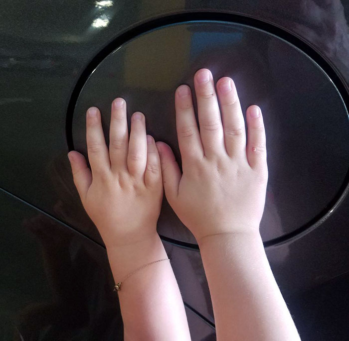 "Las manos al círculo", es lo que decimos al bajar del coche. El círculo es la tapa del depósito. Así los niños no se van por ahí mientras descargo el maletero