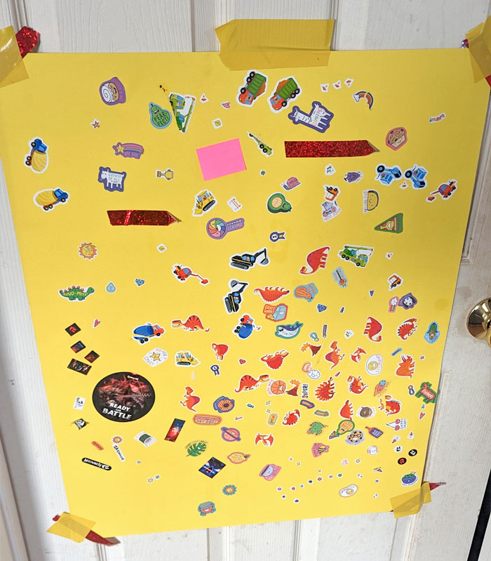 La pared de las pegatinas. Si va al retrete, puede poner la pegatina que quiera aquí