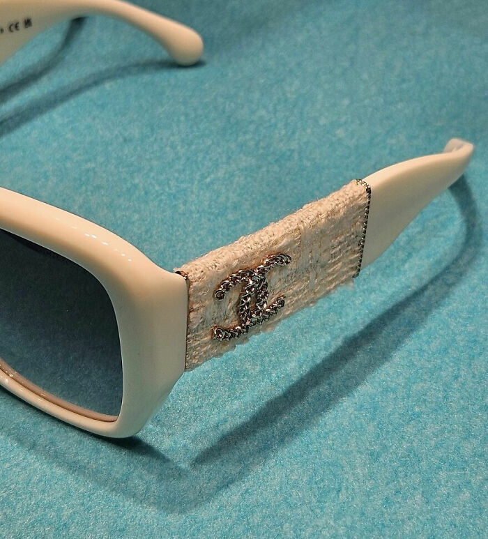 Gafas de sol de Chanel con tela clara en la zona de las sienes. Adiós a tu maquillaje