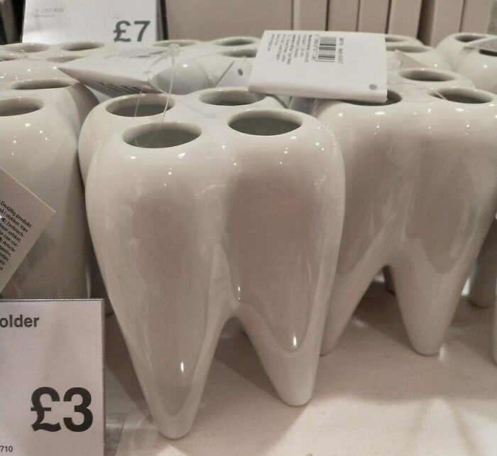 Portacepillos de dientes sin agujero para desagüe. Imaginad la mugre que se queda dentro