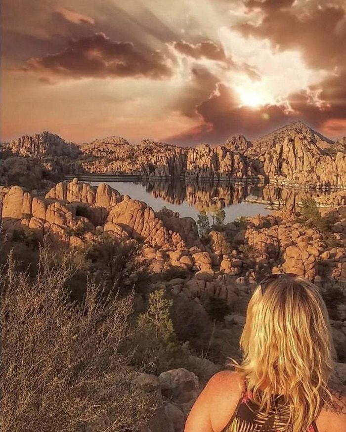 El sol está a la vez frente a ella y detrás de ella