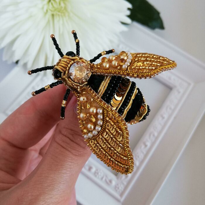 Broche dorado de abeja hecho a mano