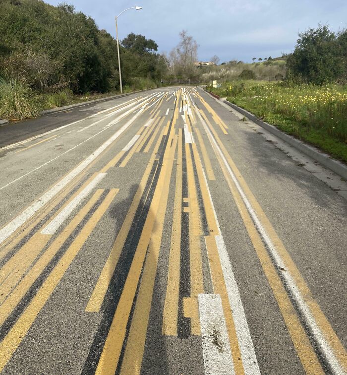 Aquí practican lo de pintar las líneas de la carretera