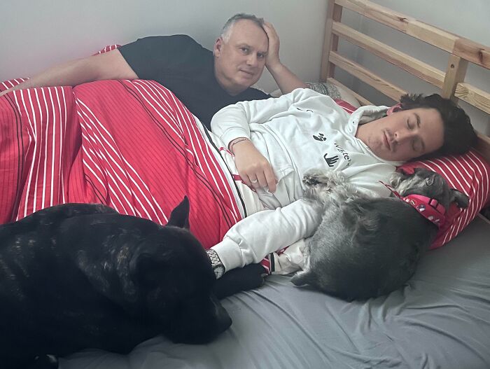 Visitando a mis padres, me eché una siesta y me sacaron esta foto, con mi padre haciendo photobomb
