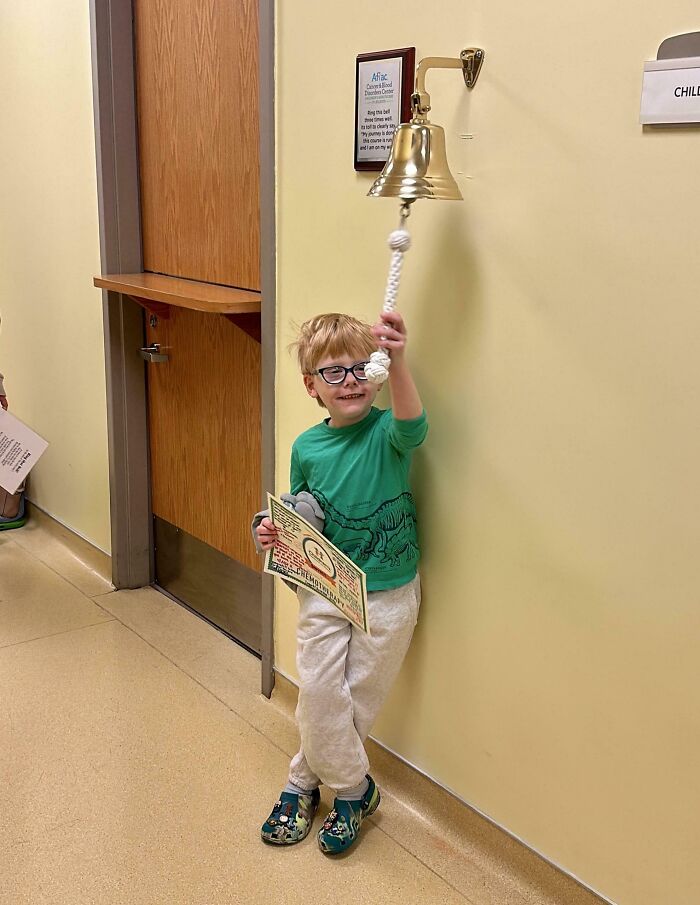 Hoy, tras 841 días de tratamientos, mi hijo tocó la campana. Ahora está libre de cáncer al 100%