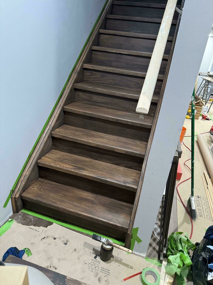Estaba barnizando las escaleras y se me olvidó que ahora no puedo salir