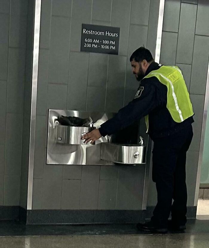 El guardia ayudando a las palomas a conseguir agua