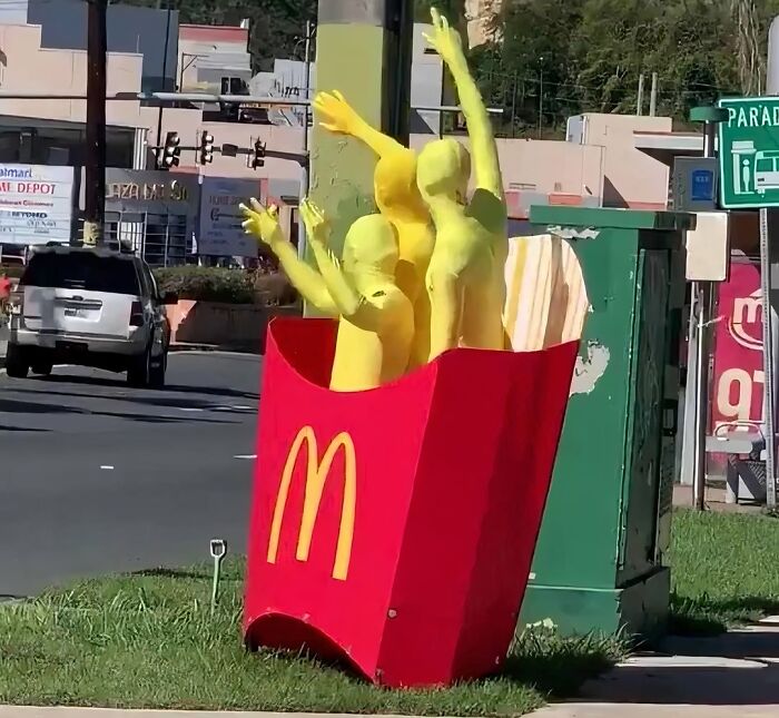 50 Cursed Images That Get Weirder The More You Scroll, As Shared On This Instagram Account