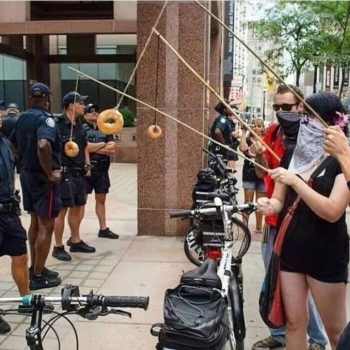 50 Cursed Images That Get Weirder The More You Scroll, As Shared On This Instagram Account