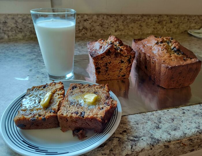 He sido indigente durante un par de años. Ahora que por fin tengo acceso a una cocina, este es mi primer pan de plátano y chocolate