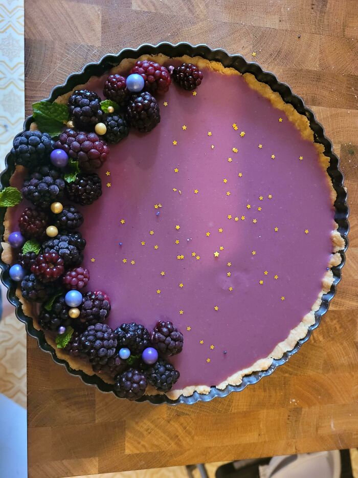 Tarta de chocolate blanco con moras