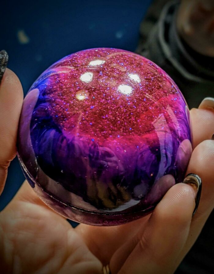 Creo obras de arte usando las cenizas tras la cremación de humanos o mascotas para honrarlos. Como este orbe