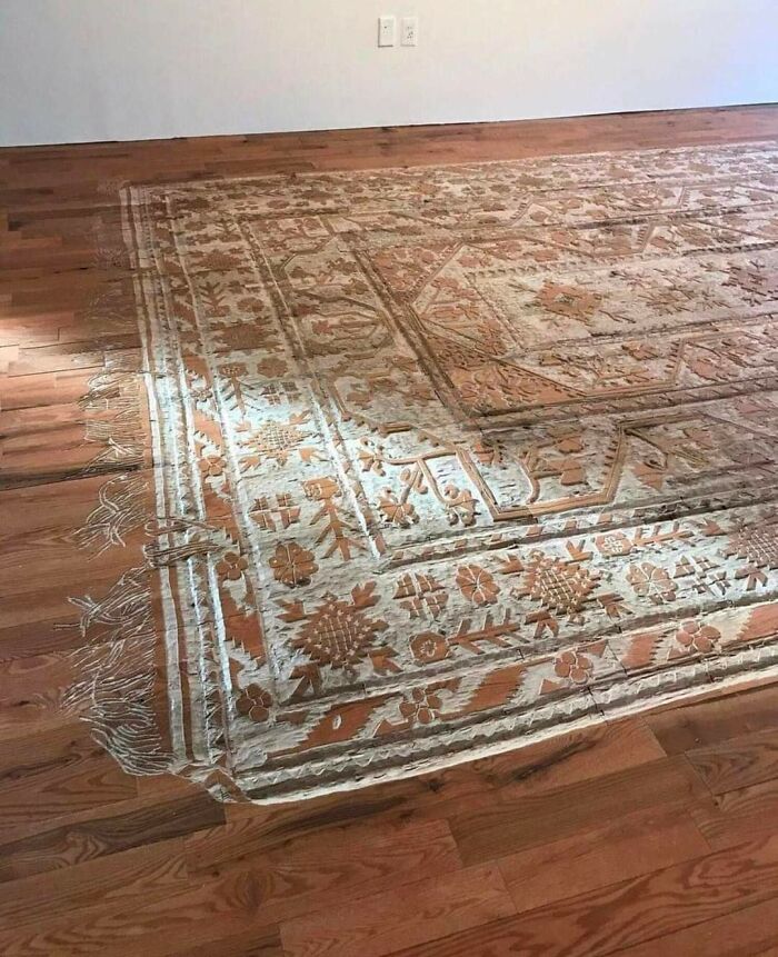 "Alformbra" tallada en el suelo de madera de roble por la artista española Selva Aparicio