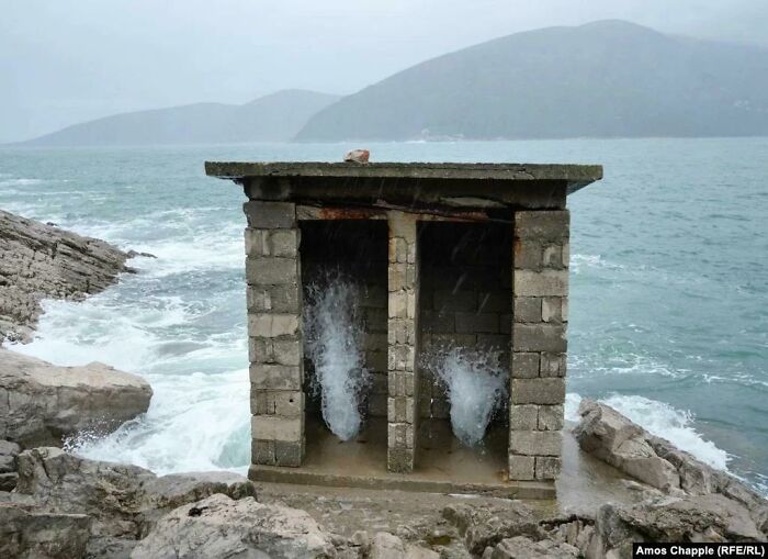 Retrete junto al mar en las Bocas de Kotor