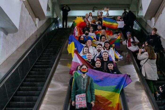 Ucranios celebrando el Orgullo en el metro de Kharkiv, ya que la ciudad es bombardeada casi todos los días