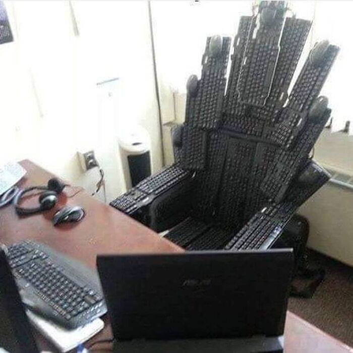 50 Cursed Images That Get Weirder The More You Scroll, As Shared On This Instagram Account