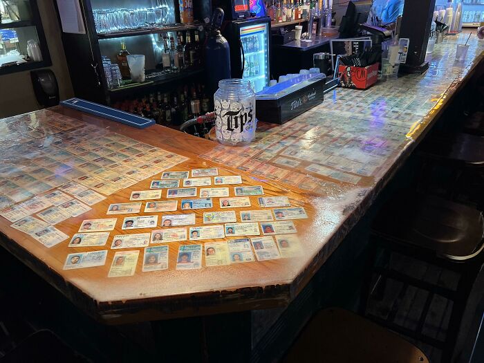 Bar decorado con los carnets falsos confiscados de los menores que intentan entrar a por alcohol
