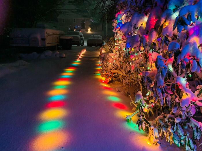 Luces navideñas enterradas bajo la nieve