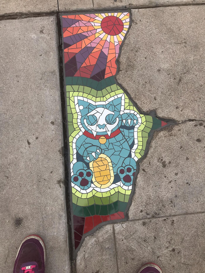 Pavimento roto reparado con un mosaico