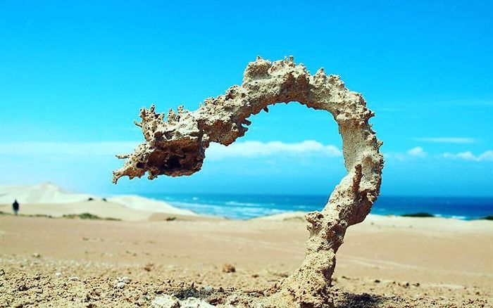 Cuando cae un rayo en la arena de la playa