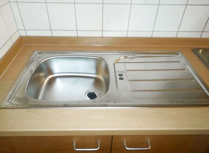 Han renovado la cocina en el dormitorio de estudiantes, pero han olvidado poner grifo en el fregadero