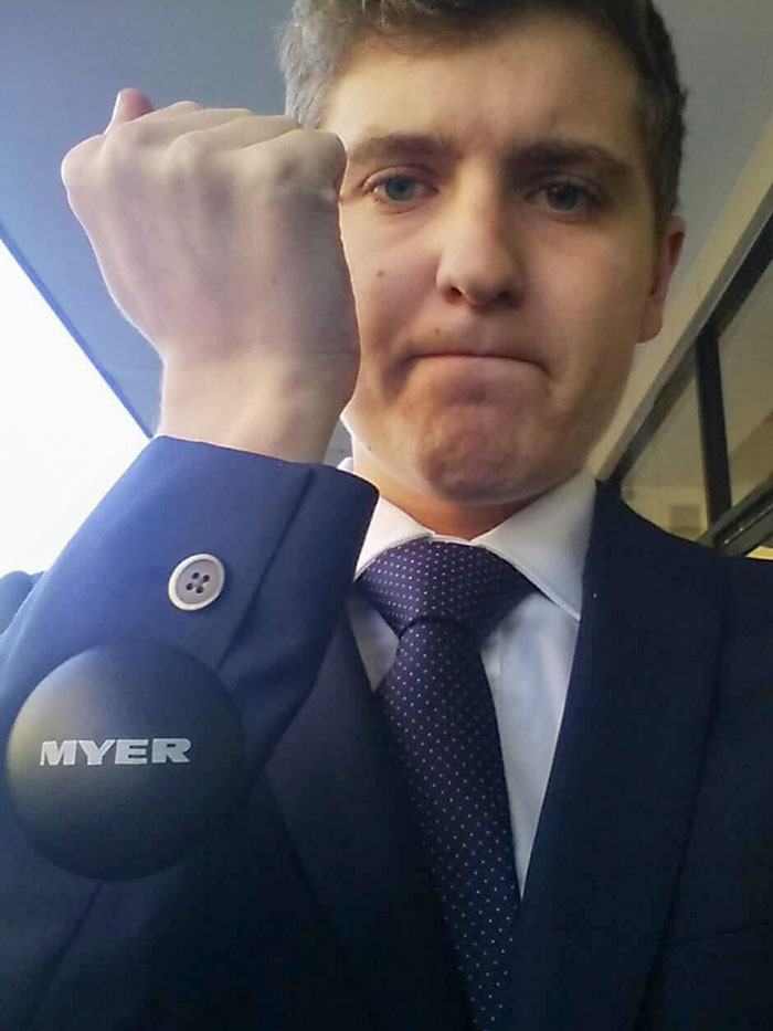 Acabo de llegar a una entrevista con un traje nuevo y ahora me doy cuenta que no le quitaron el seguro