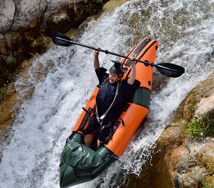 Cancelaron la graduación, así que me hice las fotos con toga y birrete haciendo rafting