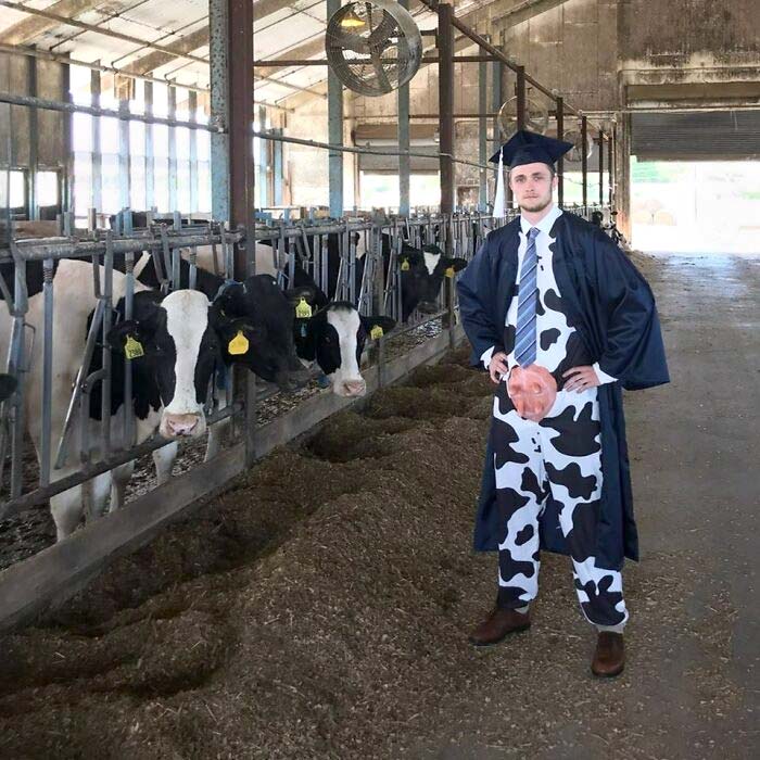 Mi amigo se ha graduado en biociencia y creo que esta es la mejor foto de graduación