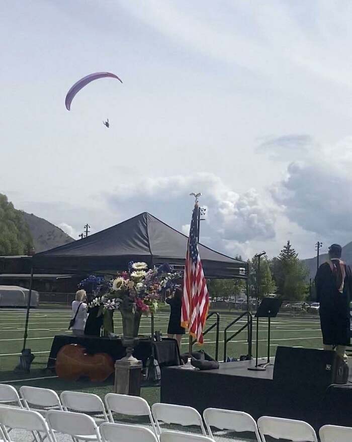 Mi jefe (el director del instituto) llegó a la graduación en parapente
