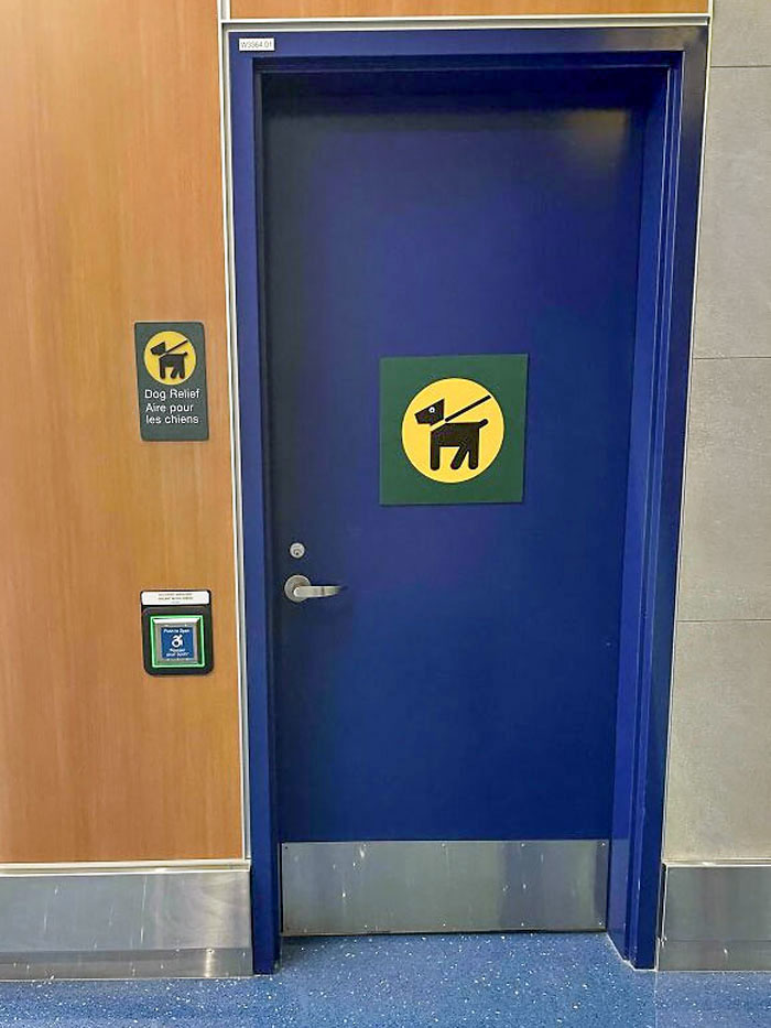 Aeropuerto con retrete para animales de servicio