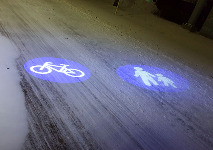 Señales proyectadas en Finlandia, cuando la nieve cubre las pintadas sobre la calle