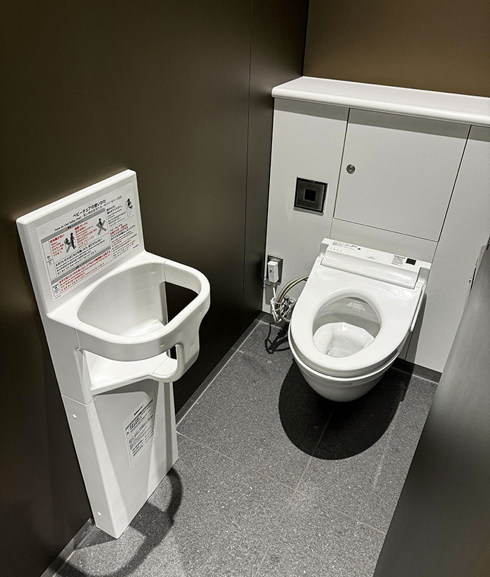 En este retrete de un centro comercial japonés puedes dejar a tu bebé a tu lado