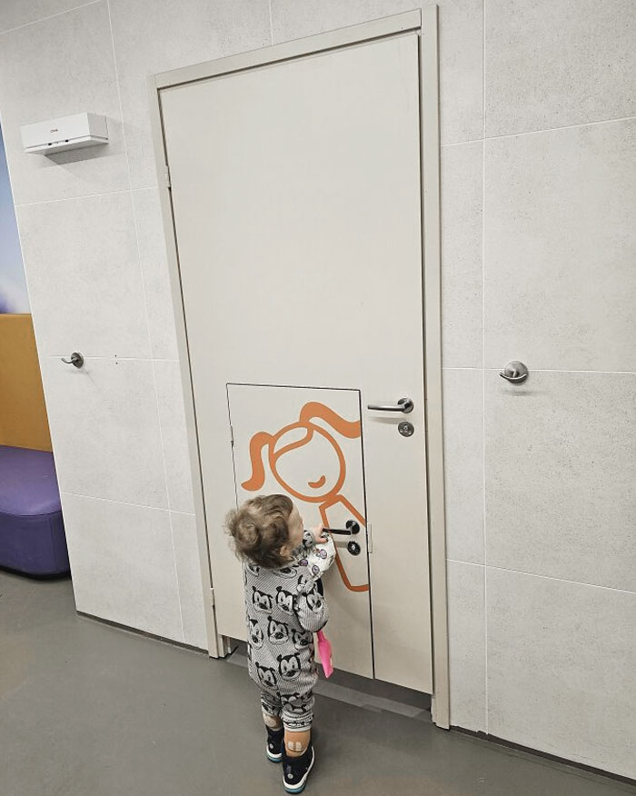 Retrete con puerta para niños