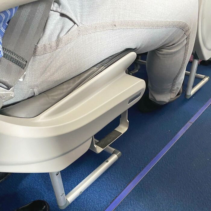 Asiento de avión con un peldaño para que los bajitos lleguen mejor al portaequipajes superior