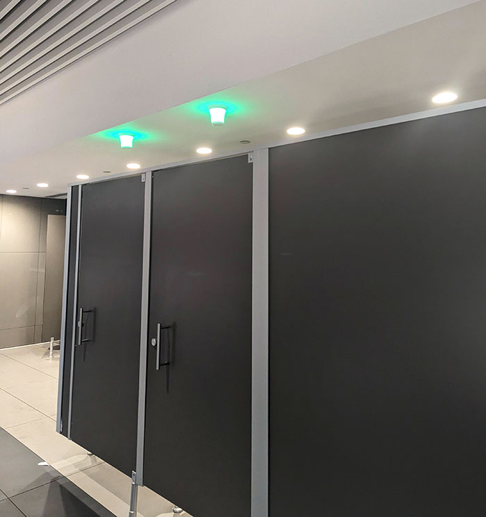 Retretes públicos con luces verdes y rojas para indicar si están libres o ocupados