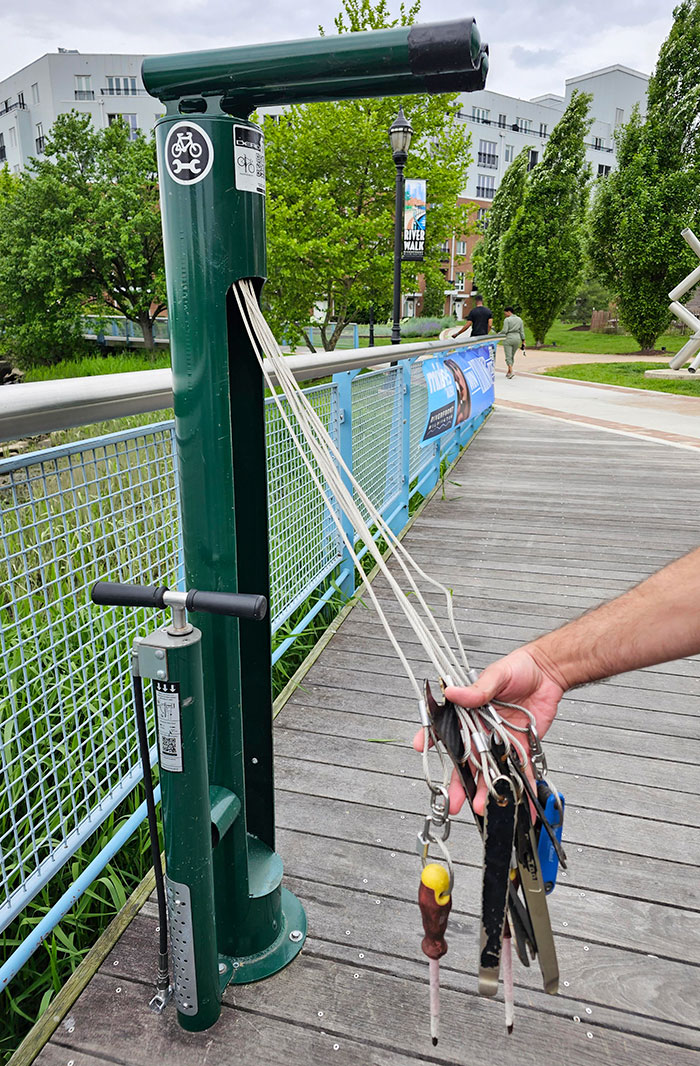 Equipo de reparación de bicis en un carril bici