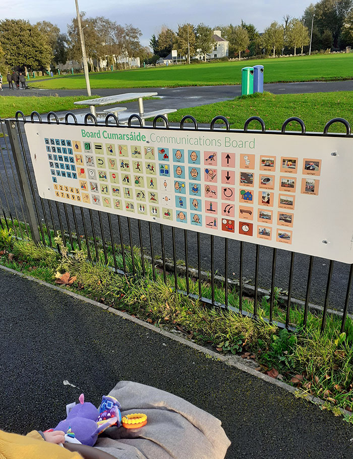 Zona de juegos con un panel de comunicación, para interactuar con niños sordos o que no hablan el idioma