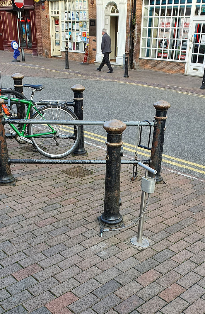 Bomba para bicis instalada permanentemente junto al aparcabicis