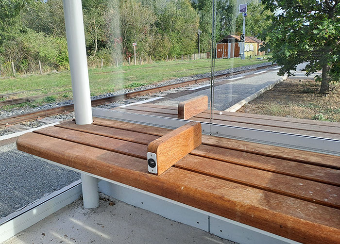 Parada de tren con usb en el banco, en la Francia rural