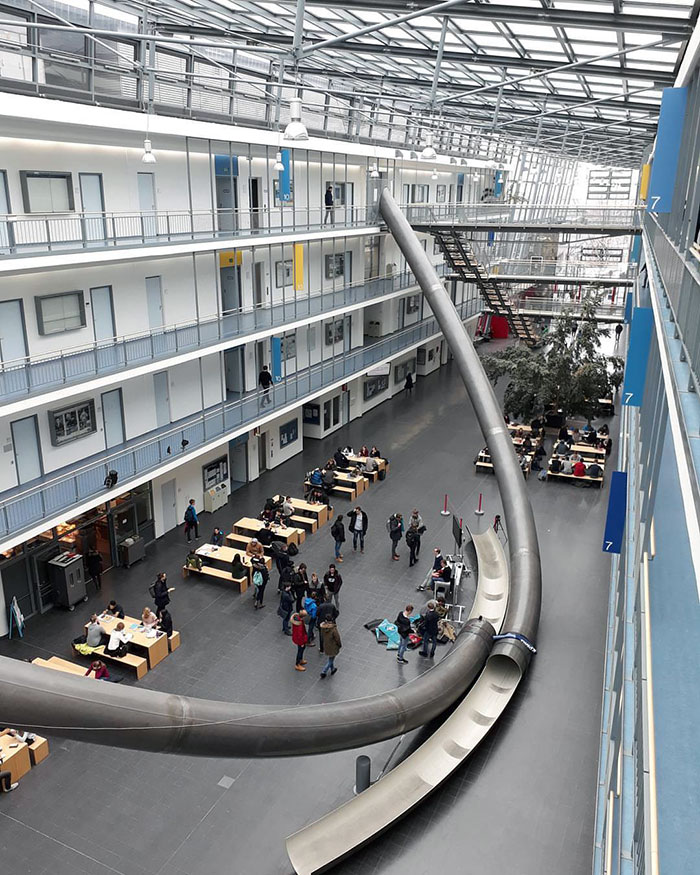 Si no te apetece usar el ascensor, esta universidad en Munich tiene un tobogán en el 4º piso