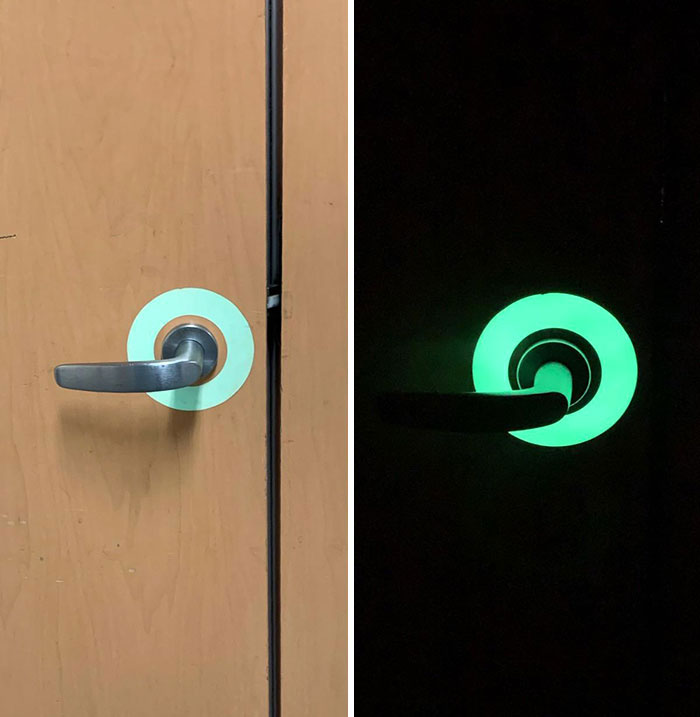 Pegatinas que brillan en la oscuridad en la manija de la puerta del cuarto de baño, por si se va la luz