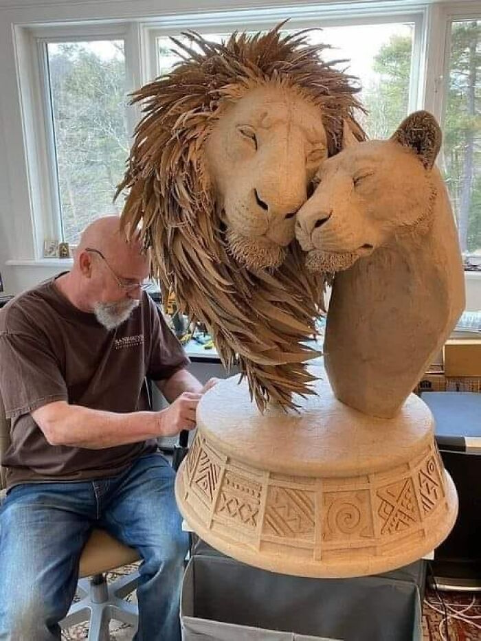 Esta escultura está hecha enteramente de cartón, salvo un trozo de madera en la base para aportar estabilidad