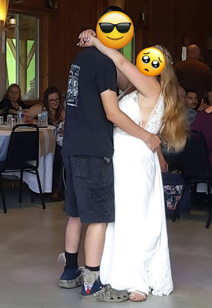 Fui con esta pareja al instituto y se casaron hoy. Esta es la ropa que llevaba el novio, de verdad. Es para llorar.